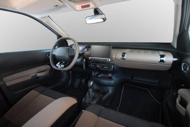 Modern bir arabanın gösterge paneli