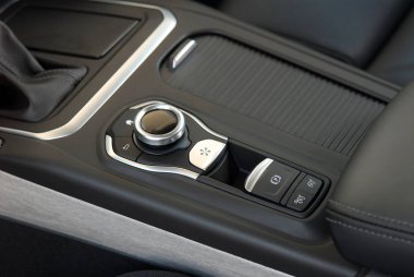 Panel ile araba kontrol paneli düğmeleri