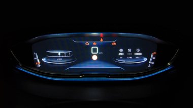 Yolcu vagonuyla aydınlatılmış alet paneli