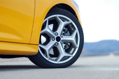 Bu spor araba lastik ve alaşım jant