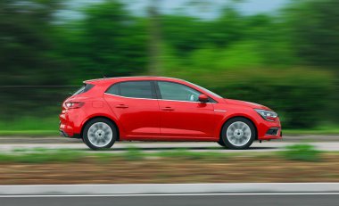 Araba, yüksek hızda