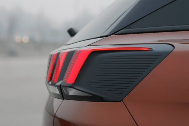 Lüks bir yolcu arabasının stop lambaları.