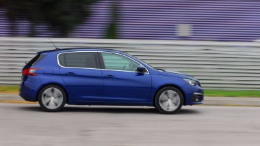 Binek otomobil yüksek hızda