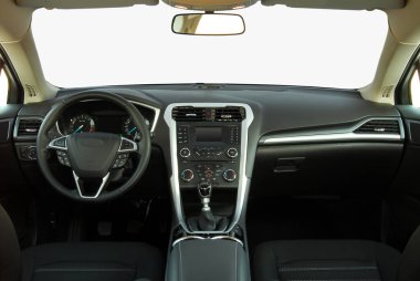 Modern bir arabanın içi.