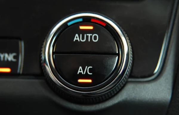 手动转换汽车仪表盘上的空调 — 图库照片