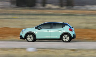 Binek otomobil yüksek hızda