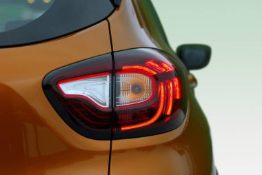 Lüks bir yolcu arabasının stop lambaları.