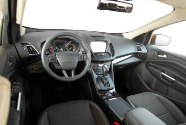 Modern bir arabanın içi.