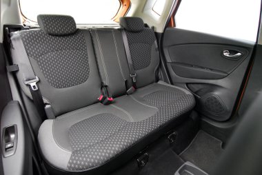 Binek otomobil arka koltukta