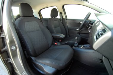 Modern bir yolcu arabasının ön koltukları.