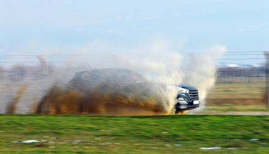 SUV sürücüler su üzerinden