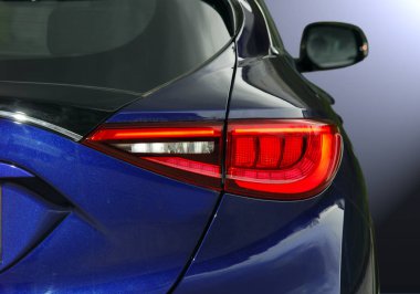 Lüks bir yolcu arabasının stop lambaları.