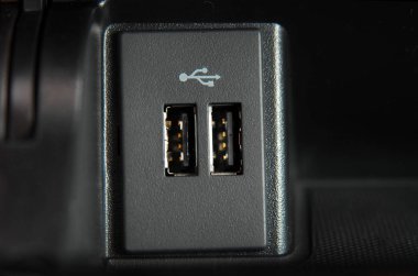 Araç panelindeki USB portu