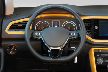 Yeni modern arabanın direksiyonu.