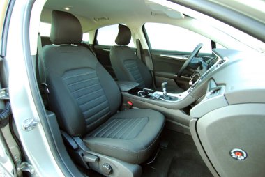 Modern bir yolcu arabasının ön koltukları.