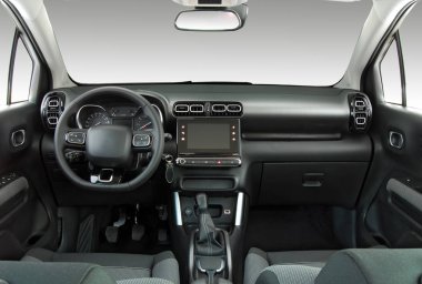 Modern bir arabanın gösterge paneli