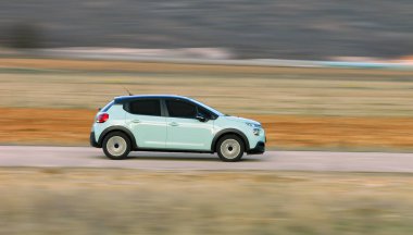 Binek otomobil yüksek hızda