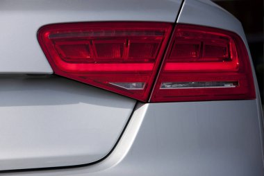 Lüks bir yolcu arabasının stop lambaları.