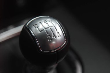 Elle şanzıman kolunun başı.