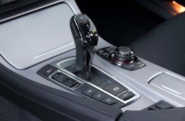 Yolcu vagonunda otomatik seçici kolu