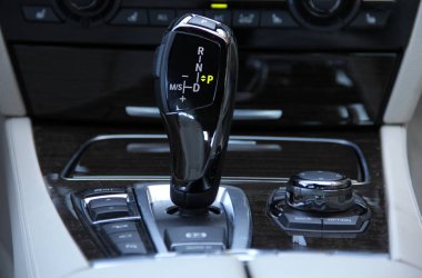 Yolcu vagonunda otomatik seçici kolu