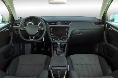 Modern bir arabanın içi.