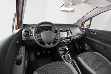 Modern bir arabanın gösterge paneli