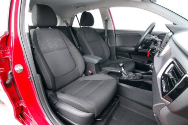 Modern bir yolcu arabasının ön koltukları.