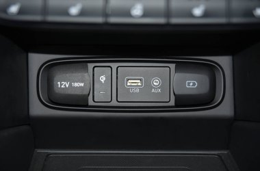 12v soket, kablosuz cep telefonu şarj cihazı, Usb bağlantı noktası, araç panosunda Aux portu