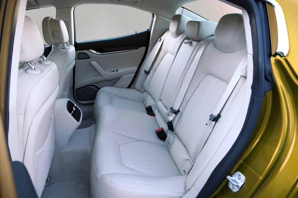 Weißer Rücksitz Eines Luxus Personenwagens — Stockfoto