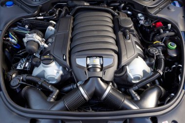 çift havai kamlar ve silindir başına dört valf ile büyük motor