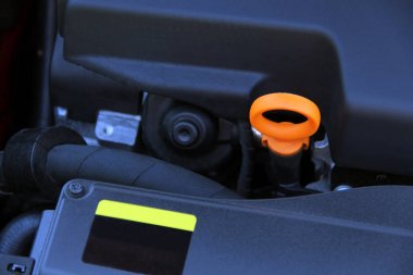 Kontrol motor yağı kademede yakın çekim