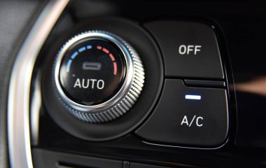 Ön paneldeki yolcu vagonundaki klimaları çalıştırmak için düğme