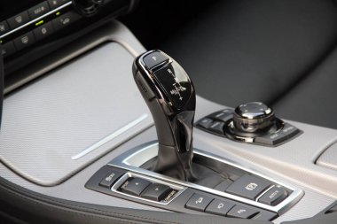 Yolcu vagonunda otomatik seçici kolu