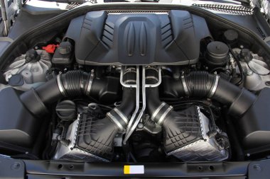 bir spor arabada bir benzinli motor