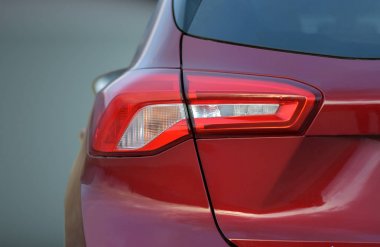 Lüks bir yolcu arabasının stop lambaları.