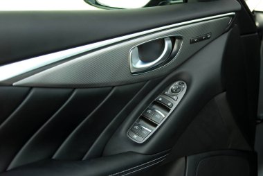 Yan ayna anahtarı kontrolü, pencere kontrolü, merkezi kilit ve araba kapı kolları.