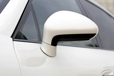 Lüks bir arabanın dönüş sinyali ile yan ayna