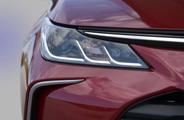 Modern bir yolcu arabasının farları