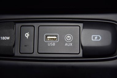 12v soket, kablosuz cep telefonu şarj cihazı, Usb bağlantı noktası, araç panosunda Aux portu