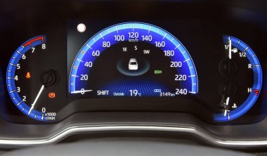 Yolcu vagonuyla aydınlatılmış alet paneli