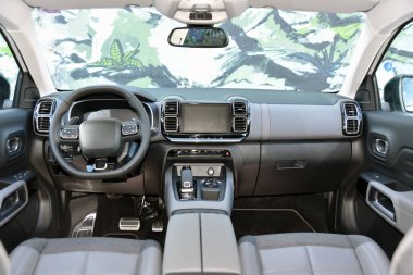Modern bir SUV 'un gösterge paneli. Modern bir jipin içi..