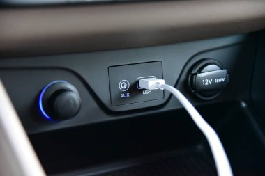 Araç konsolundaki USB portuna USB kablosu bağlandı
