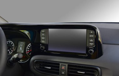 Modern bir arabanın gösterge panelindeki multimedya sistemini göster