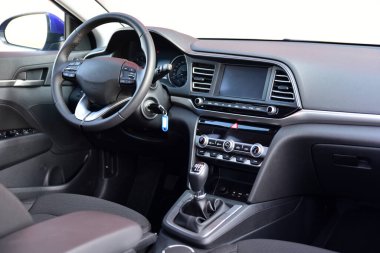 Lüks bir yolcu vagonunun enstrümanlarıyla dolu bir tahta.