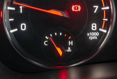 Araç motor sıcaklığını göstermek için analog aracı