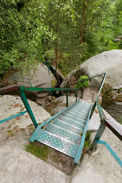 Ijzeren Ladder Naar Top Van Zandsteen Rotsen Buurt Van Dorp — Stockfoto