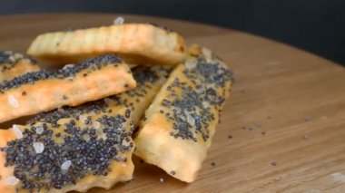 Kimyon tohumu, haşhaş tohumu, chia tohum ve tuz ile pişmiş kabarık peynir sopa
