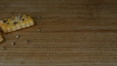 Kimyon tohumu, haşhaş tohumu, chia tohum ve tuz ile pişmiş kabarık peynir sopa
