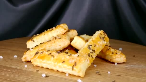 Gebakken Gezwollen Kaas Sticks Met Karwij Zaden Maanzaad Chia Zaden — Stockvideo